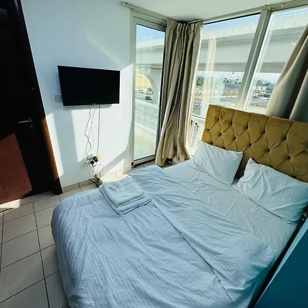 Charming Room Bath Inside & Balcony Dubai Exterior photo