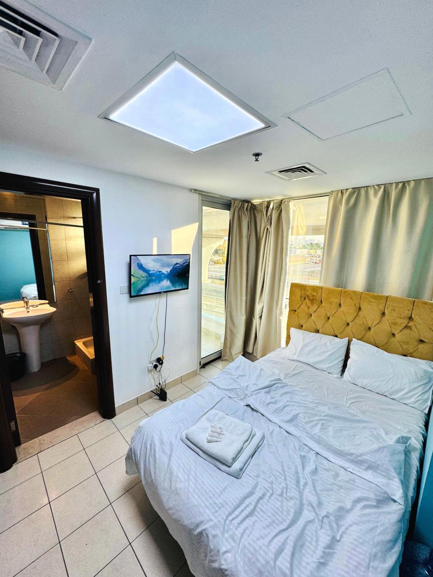 Charming Bath Inside & Balcony Проживання в сім'ї Дубай